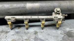 Форсунки топливные с рампой (Б/У) MR507252 MITSUBISHI AIRTREK